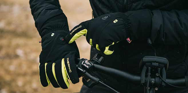 Outdoor heated gloves